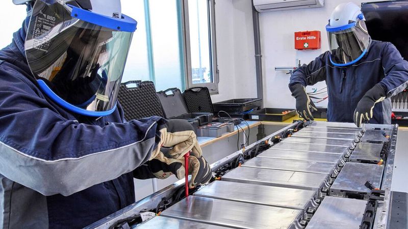 MAN will in Europa Reparaturzentren für Hochvolt-Fahrzeugbatterien bauen.(Bild:  Euromediahouse Fotocentrum)