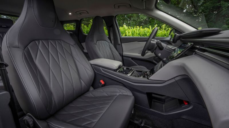 Der Platz im Innenraum ist für einen EV weder vorn noch im Fond sonderlich üppig.  (Bild: Ford)