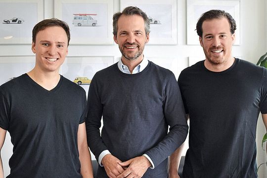 Philipp Grosse Kleimann (Mitte) ergänzt die beiden Caroobi-Gründer Nico Weiler (li.) und Mark Michl (re.) in der Geschäftsführung des Unternehmens. (Bild:  Caroobi)