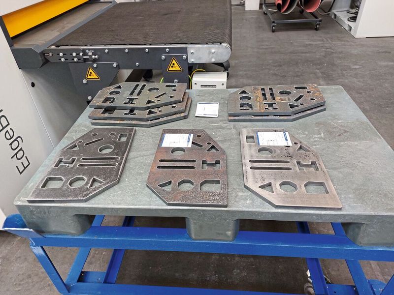 Diese Teile wurden in der Maschinenkombi Edge Breaker 9000 bearbeitet, die aufgrund von mehrfacher Kundennachfrage entwickelt wurde und aus einer Entgratmaschine Edge Breaker 4000 und dem Schlackenhammer Edge Breaker 5000 zusammengeführt wurde. (Bild: VCG/Finus)