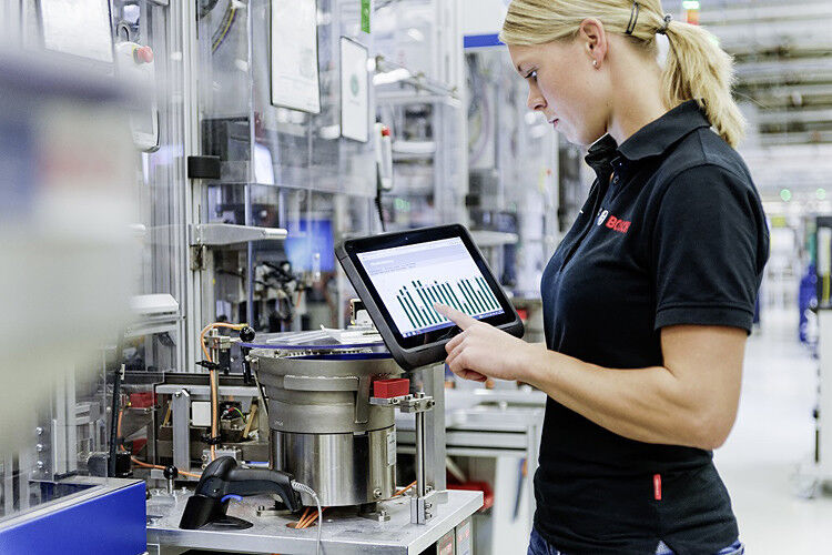 Industrie 4.0 im Bosch-Werk Blaichach: Online Datenerfassung ermöglicht schnelle Reaktionen bei Abweichungen und ist Ausgangspunkt für systematische Verbesserungskreisläufe. (Foto: Bosch)