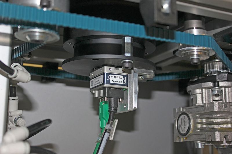 Pro Transportbahn sorgt eine Kamera vom Typ Genie Nano von Teledyne Dalsa für perfekte Aufnahmen der Behälter.  (Stemmer Imaging)