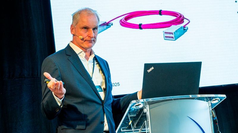 Auf der Technology Stage stellte Heiko Zschocke von Metz Connect die neue Produktbaureihe DCCS in LWL-Ausführung vor. (Bild: dtm group)