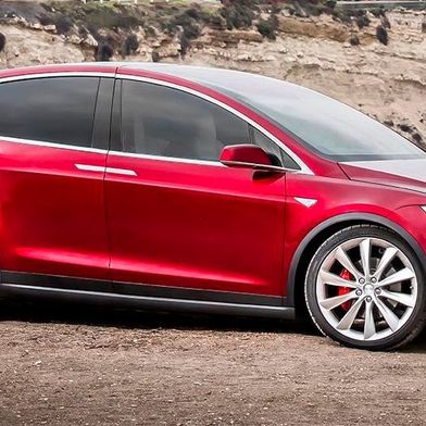 Elon Musk sieht sich nach anhaltenden Verlusten gezwungen, Tesla in Richtung Roboter und Robotaxis umzustrukturieren. Dieser Idee müssen die einstigen Erfolgsmodelle X (im Bild) und S weichen, um Fertigungskapazität freizuschaufeln ... (Bild: Tesla)