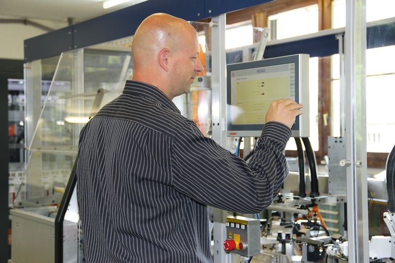 Patrick Suter, Bereichsleiter Entwicklung bei Durrer, sieht in Flexibilität, Offenheit und Zukunftsfähigkeit die besonderen Vorteile der PC-Control-Lösung von Beckhoff. (Bild: Beckhoff)