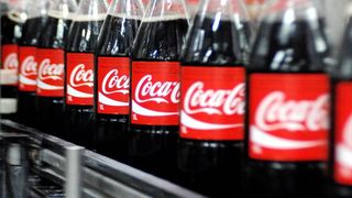 Jeder kennt sie, Coca-Cola-Flaschen! Kaum einer weiß, dass die Herstellung der Verschlüsse aus Polyethylen mittels High-Speed-Spritzguß durchaus komplex und gerade werkzeugtechnisch einige Herausforderungen an Formen- und Maschinenbauer stellt. (Bild: Sumitomo Demag)