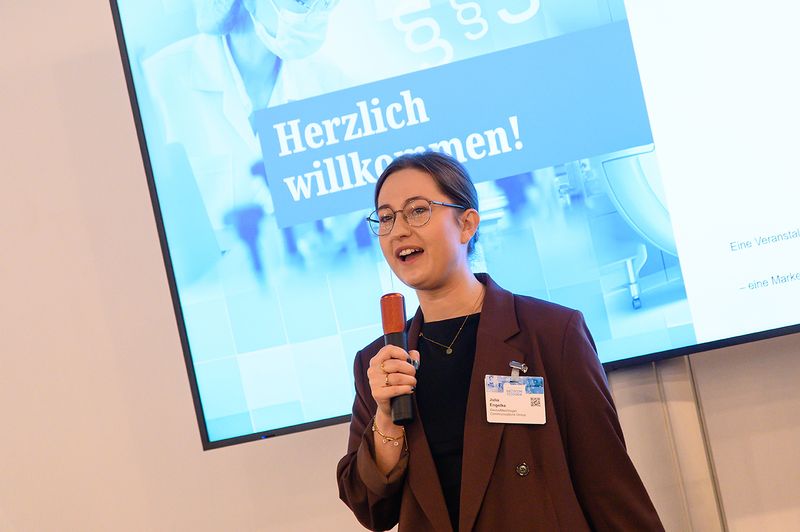 Julia Engelke, stv. Chefredakteurin der DeviceMed, begrüßte die Teilnehmerinnen und Teilnehmer. (Bild: Stefan Stark/Koala Agentur)