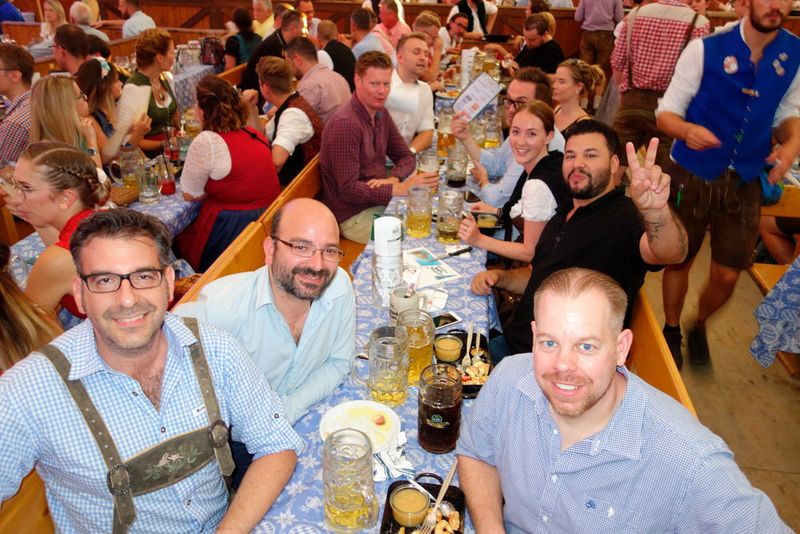 Männer, die auf Dessert stehen: (v. l. ) Thomas Anyfantis, NetFactory, Evangelos Pakos und Mario Henrique de Paula, Notebook.de, und Swen Schuur, SSU Hard- und Software (Vogel IT-Medien GmbH)