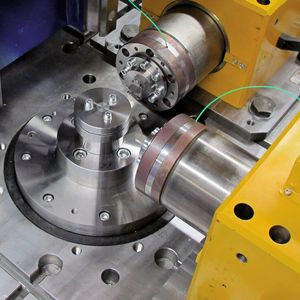 Bild 1: Mit der Mehrachspresse und den fünf Achsen können individuelle Umformoperationen realisiert werden.