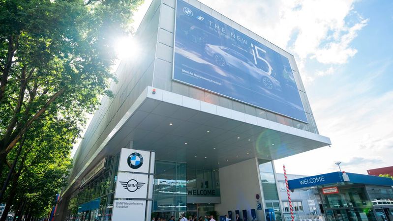 Seit 50 Jahren ist BMW an der Hanauer Landstraße zu Hause. Das Unternehmen kündigte an, mehrere Millionen Euro in den Standort Frankfurt investieren zu wollen.(Bild:  Manuel Dorn / BMW Niederlassung Frankfurt)