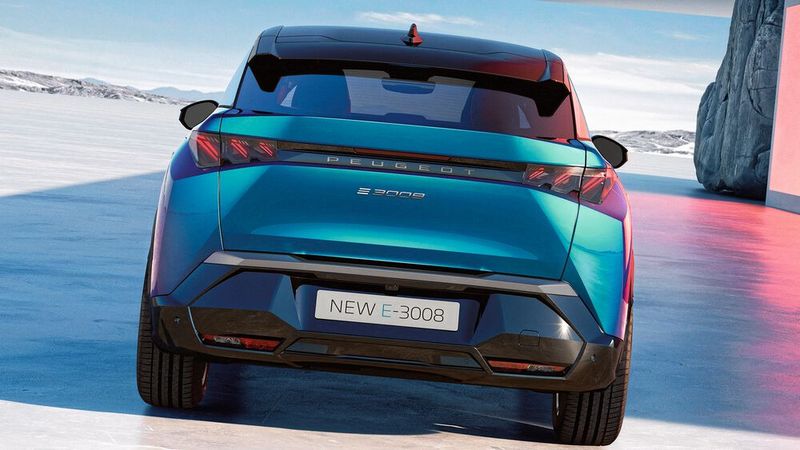 Das kantig geschnittene Heck fällt hinten mit kurzem Überhang ziemlich abrupt ab. (Bild: Peugeot)