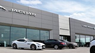 Das Kürnacher Jaguar- und Land-Rover-Autohaus ist nicht nur architektonisch ein Vorzeigebetrieb. (Foto: Mauritz)