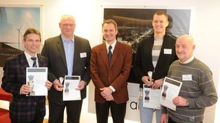 Die Gewinnern der „Ideen-Oskars“: Werner Mechler (li.), Ullrich Ruth (2.v.li.), Jörg Landmann (2.v.re.) und Manfred Münch (re.), mit ABB-Vorstand Markus Ochsner (Mitte)  (Bild: ABB)