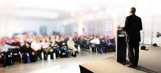 Wer eine gelungene Rede halten will, sollte diese im Vorfeld gründlich vorbereiten.(Bild:  Thaut Images - stock.adobe.com)