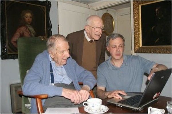 Zwei der Entwickler des WITCH mit einem TNMOC-Mitarbeiter (Bild: TNMOC)