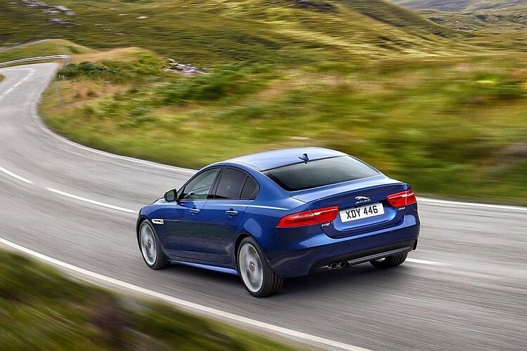Der Leichtbau ist längst auch bei den Traditionsmarken Jaguar (hier der neue XE) ... (Foto: Jaguar)