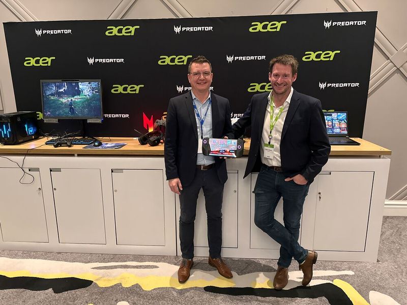Das ACER-Team: Bernd Kopp (l.) und Robert Perenz zeigen ihr CES-Highlight „Nitro Blaze“. (Bild: Vogel IT-Medien)
