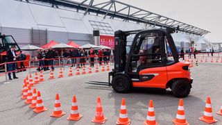 Mit einem deutlichen Besucherzuwachs im Vergleich zum Vorjahr schloss die Logimat 2023 gestern wieder ihre Tore. Während der drei Messetage kamen insgesamt 62.343 Fachbesucher (+25 Prozent), um zumeist konkrete Projekte zu besprechen. Die Internationalität stieg ebenso.  (Bild: Euroexpo Messe- und Kongress-GmbH)