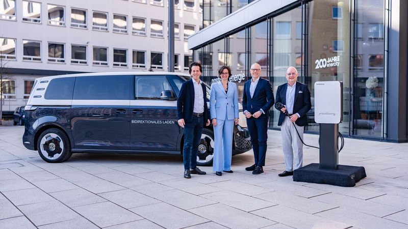 Freuen sich über ihre Partnerschaft im Bereich bidirektionales Laden: Christian Haferkamp und Aurélie Alemany von enercity sowie Stefan Mecha und Lars Krause, beide Volkswagen Nutzfahrzeuge (vlnr).(Bild:  PSONNACK)