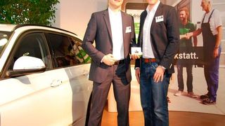 Der BMW im Burgsaal der Würzburger Marienfeste: Die Drivelog-Vertriebsleute Fabian Texdorf (li.) und Markus Holtz demonstrierten den Connector live. (Foto: Holz)