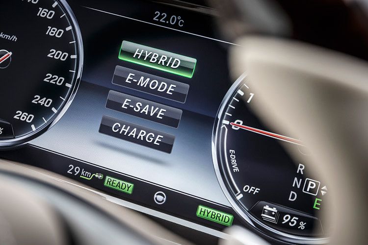 Das Zusammenspiel der beiden Antriebe funktioniert unmerklich. Im Hybridmodus und bei aktivierter Navigation wird in die Berechnung der jeweils passenden Antriebsquelle unter anderem das Streckenprofil einbezogen. (Foto: Daimler)