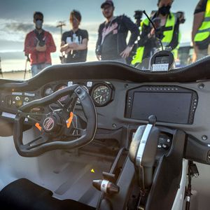 Selten war der Begriff Cockpit“ in einem Auto so zutreffend.(Bild:  Klein Vision)