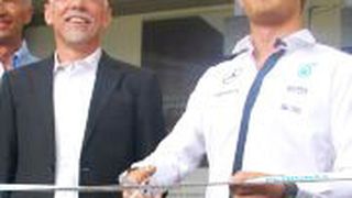 Petronas-COO Eric Holthusen (li.) und Formel-1-Pilot Nico Rosberg schickten den ersten Petronas-Flagship-Store in Hamburg an den Start. (Foto: Wenz)