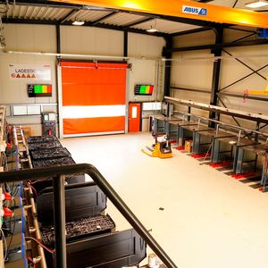 VDM Metals schaffte der Umwelt zuliebe die Elektrostapler von Kalmar an. Das machte jedoch eine Ladestation nötig, die vom Batteriespezialisten Hawken installiert wurde. Sie ist übrigens computergesteuert. Und so sieht das Ganze aus.(Bild:  Kalmar)