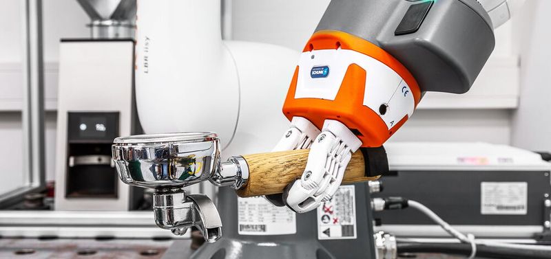 Der Cobot LBR Iisy von Kuka unterstützte Entwicklungsingenieure von Gronbach bei der Qualitätskontrolle eines neuen Kaffeemahlwerks.(Bild:  Kuka)