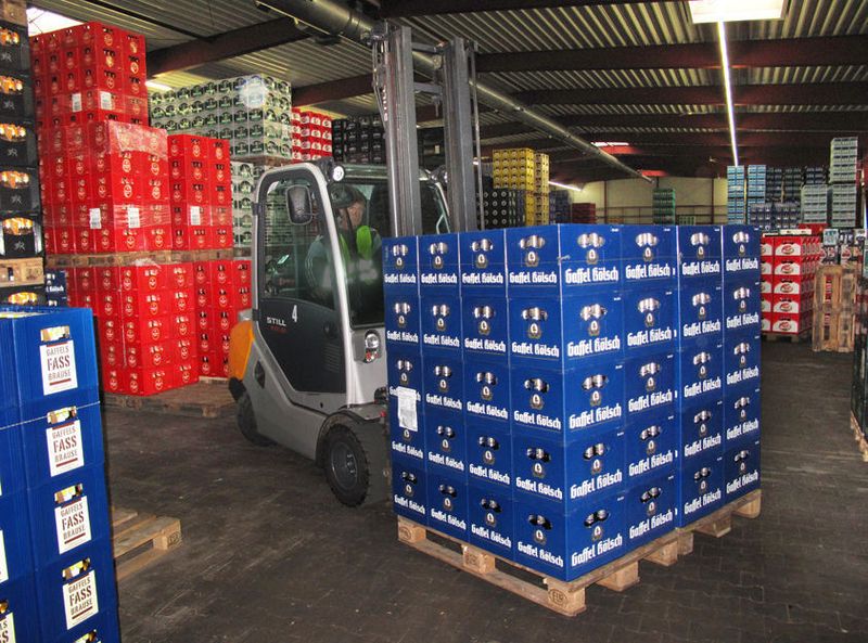 Präzisions-Lastaufnahme in Halle: Ein RX 70 mit zweimal 40 Bierkästen auf der Doppelgabel. Bild: Irrgang/Still (Archiv: Vogel Business Media)