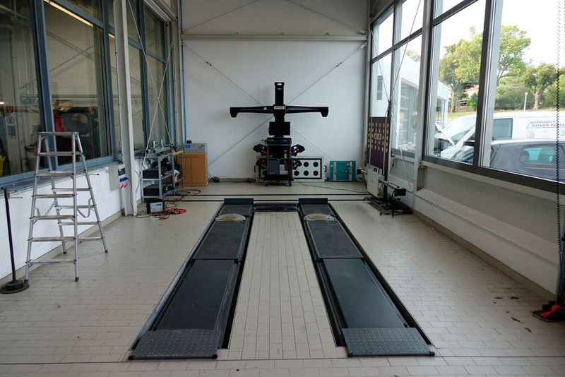 In der jüngst angebauten Nfz-Werkstatt können die Fahrzeuge vermessen und deren Assistenzsysteme kalibriert werden.  (Bild: Schreiner/»kfz-betrieb«)