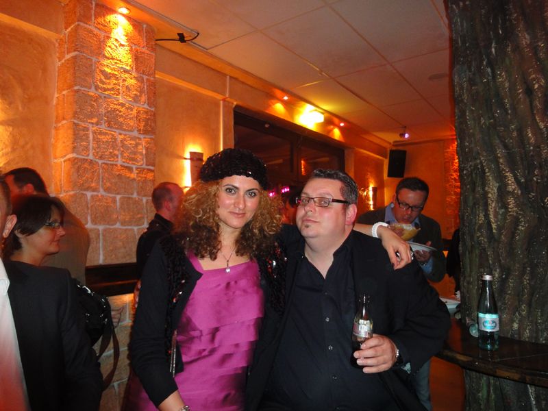 Andreas Pokorny, Sapphire, schaut, ob das Mützchen bei Besa Agaj, IT-BUSINESS, auch richtig sitzt. (Archiv: Vogel Business Media)