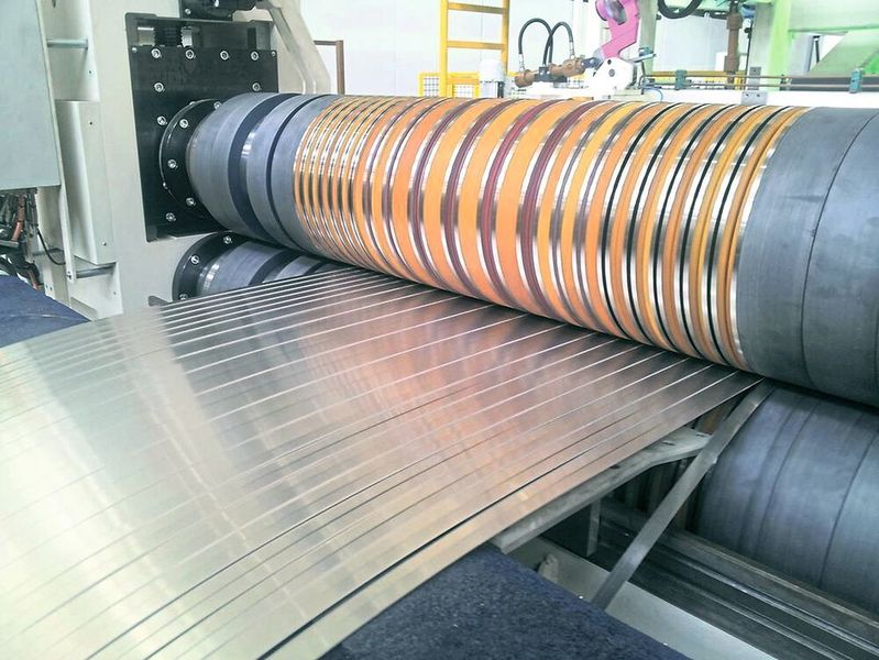 Am Messestand der B+S-Gruppe wird eine Längsteilschere (b=30-500 mm / s=0,2-1,5 / v= 100 m/min, σ=2000 N/mm2)  für hochfeste Materialien vorgeführt. (Burghardt + Schmidt)