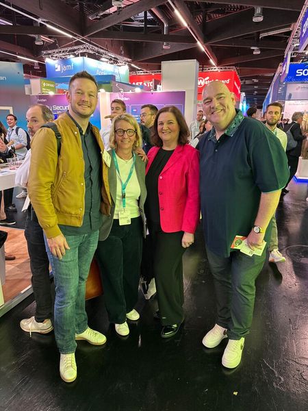 Steffi und Lilli freuen sich, dass sie Fredereric Klein und Oliver Gorges (ITscope) auch mal wieder treffen. (Bild: Vogel IT-Medien)