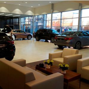 Fließende Übergänge: An den Showroom grenzt die Lounge-Ecke.(Foto:  Möhler Gruppe)