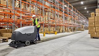 Die Nachläufer-Scheuersaugmaschinen des Typs SC650 von Nilfisk lösen jetzt die Baureihen BA651/751 und 851 ab. Mit den Neuen kämen viele Features zum Anwender, die die Reinigung von Böden in vielen Bereichen erleichterten und dabei auch noch Zeit und Ressourcen sparten. (Bild: Nilfisk)