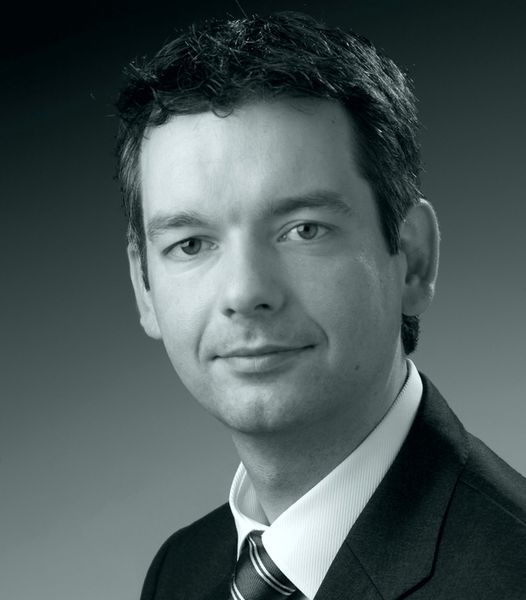 Abb.6: „Die ‚eierlegende Wollmilchsau‘ sucht  man auch bei Antrieben für Mikro- und Nano-Positioniersysteme vergeblich“, so Dipl.-Physiker Holger Hoffmann von PI. „Kombiniert man aber klassische Motor-Spindel- mit Piezosystemen, entstehen auch maßgeschneiderte Lösungen“.  Bilder: Physik Instrumente (Archiv: Vogel Business Media)