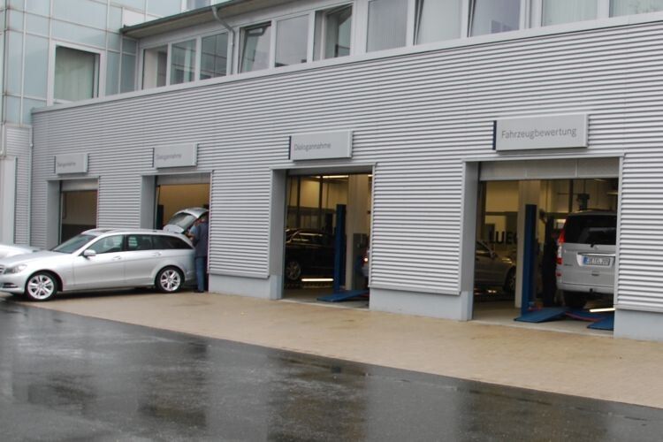 Boxenarbeitsplätze erleichtern die Servicearbeiten am Fahrzeug. (Foto: Rubbel)