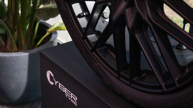 Der „Cyber Tyre“ von Pirelli steht in Echtzeit im Austausch mit den elektronischen Systemen des Fahrzeugs. Der runde Sensor dafür ist durch die Speichen erkennbar.(Bild:  Bakerstreet snc)