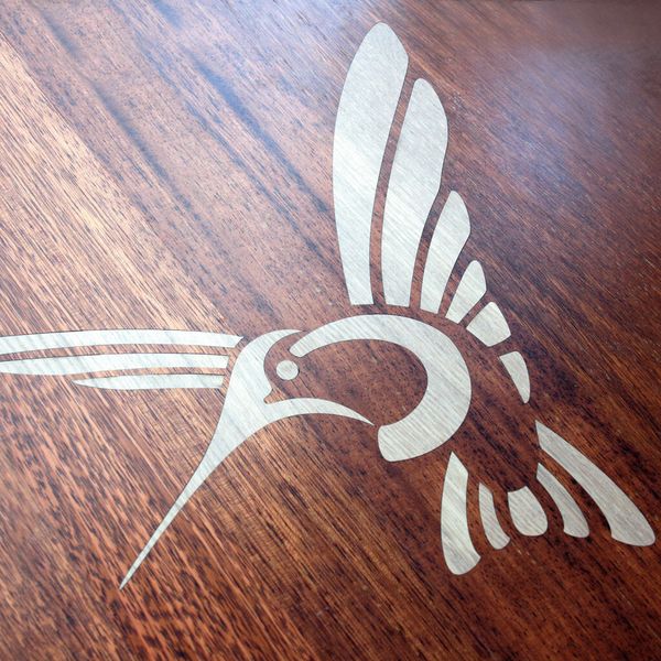 Intarsie aus Holz-Parkett: Durch die sehr feinen Schnittspalte und praktisch radiusfreien Innenkonturen lassen sich auch sehr filigrane Formen mit dem Laser herstellen. (Bild: Eurolaser)