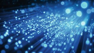 Ein Lichtwellenleiter (LWL) überträgt optische Signale in Form von Licht, wodurch eine schnelle und verlustarme Signal- und Datenübertragung selbst über große Entfernungen möglich wird. (Bild: Werckmeister - stock.adobe.com)