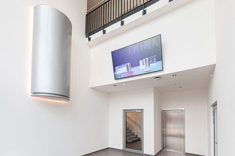 Eingangsbereich des BMW-Kompetenzzentrums Batteriezellfertigung in Parsdorf bei München.  (Bild: BMW)