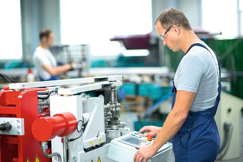 Die aktuelle DIN EN ISO 13849-1 bietet gegenüber den alten Normen zahlreiche Vorteile. Planer und Konstrukteure sind jetzt flexibler bei der Entwicklung der Steuerungsarchitektur wie auch bei der Wahl der Komponenten. (©Firma V - stock.adobe.com)