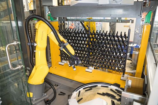 Der Roboterarm bestückt die Haken vollautomatisch, bevor das Gestell ins Galvanikbad getaucht wird. Der Roboterarm bestückt die Haken vollautomatisch, bevor das Gestell ins Galvanikbad getaucht wird.