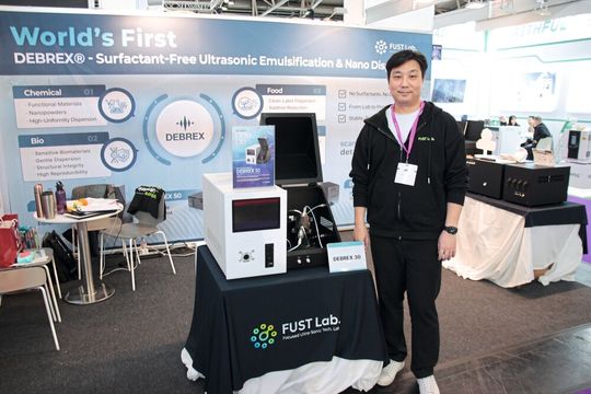 Hwang Bo Minsung, Gründer und CEO von FUST Lab, neben dem DEBREX 30: einem Nanodispersionsgerät auf Basis der fokussierten Ultraschalltechnologie.(Bild:  VCG – Lüttmann)
