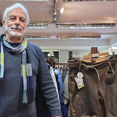 Alpenlife-Gründer Vasileios Malakontas in seinem Geschäft in St. Johann in Tirol, Österreich. (Bild: TEMU European Office)