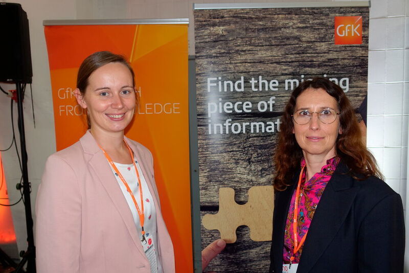 Die GfK-Mädels (l.) Melissa Neust und Margret Woiwode kennen sich mit Zahlen & Analysen aus. (Vogel IT-Medien GmbH)