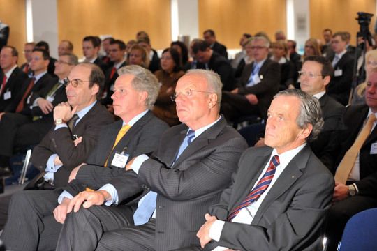 Jetzt kann es losgehen. Der freie VIP-Platz ist besetzt, VDIK-Präsident Volker Lange ist da. (Archiv: Vogel Business Media)