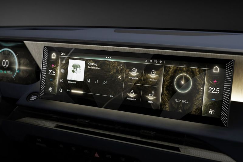 Der große Touchscreen im Armaturenbrett dient als zentrale Anzeige- und Bedieneinheit für Infotainment und viele Fahrzeugfunktionen. (Bild: DS Automobiles)