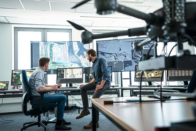 Drohnenpiloten unter sich. Zu den Hindernissen, warum Unternehmen die Drohnen noch meiden, zählt unter anderem, dass sie nur mit viel Genehmingungsaufwand „auf Sicht“ geflogen werden dürfen. (Bild: HHLA / N. Martensen)